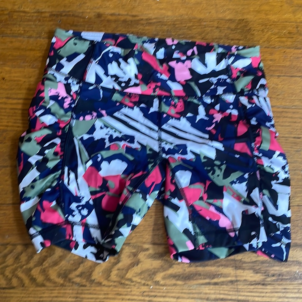 Lululemon shorts with side pockets